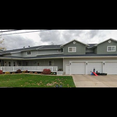 Bedroom In Large House West Bountiful Exterior photo